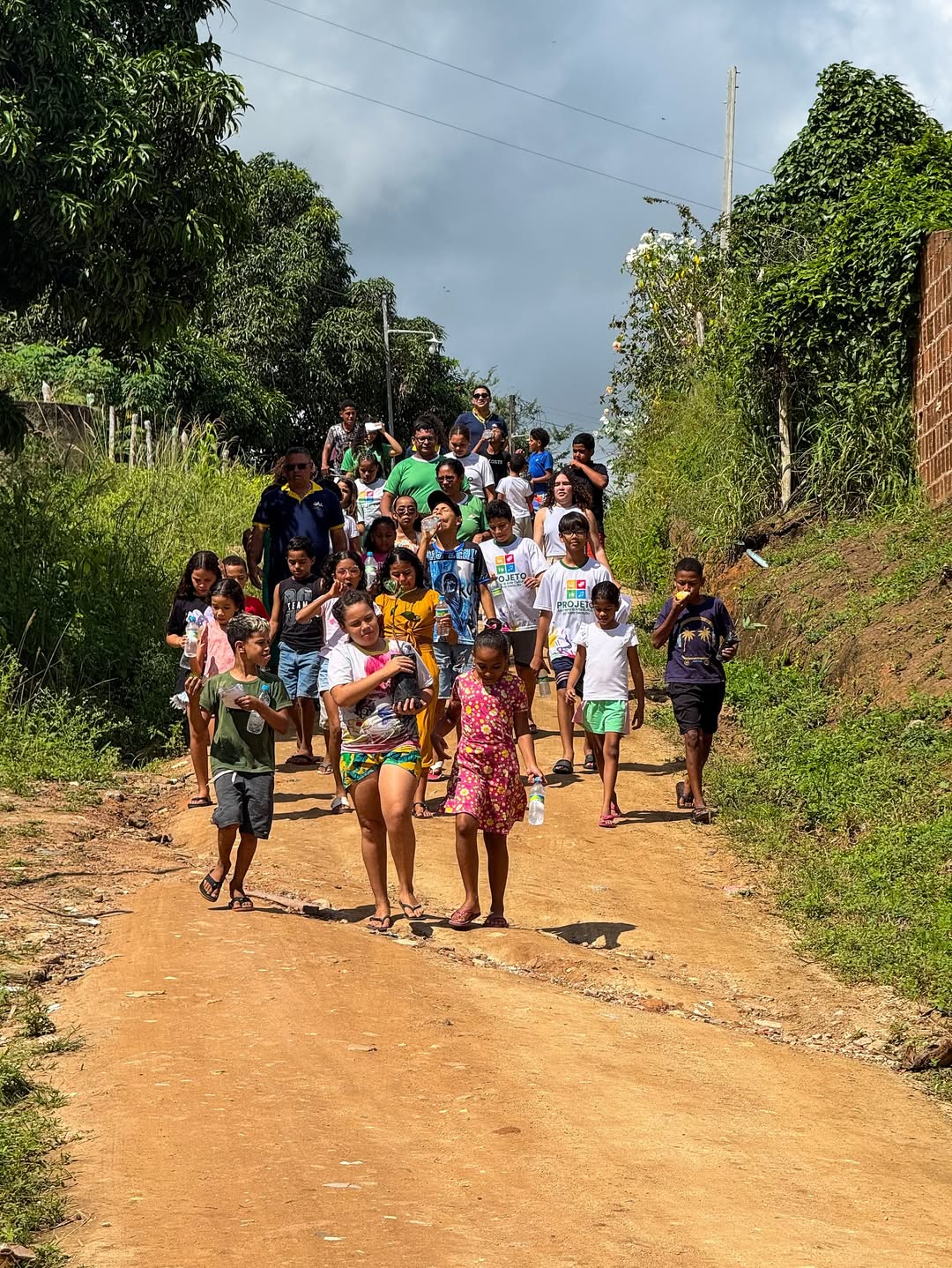 🌱💚 Hoje o Projeto Alvorecer espalhou mais vida pela comunidade!Com muita alegria e dedicação, (3)